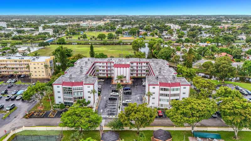 4270 NW 40th Street # 401, Lauderdale Lakes FL 33319