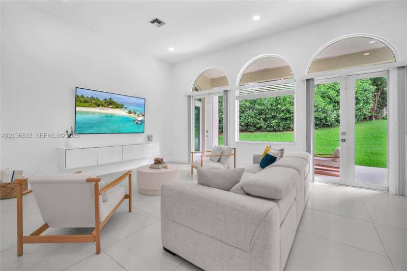 2163 Bay Ct, Weston FL 33326