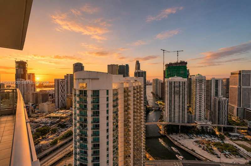 90 SW 3rd St # 4303, Miami FL 33130