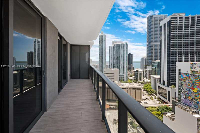 45 SW 9th St # 2305, Miami FL 33130
