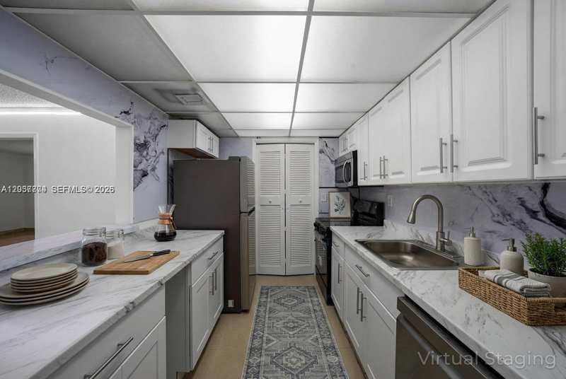200 Lakeview Dr # 101, Weston FL 33326