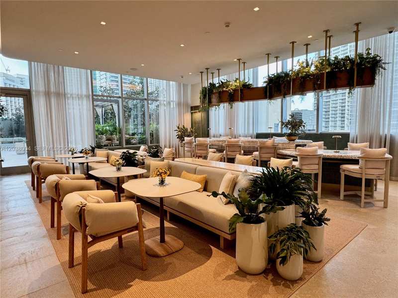 77 SE 5th St # 4002, Miami FL 33131