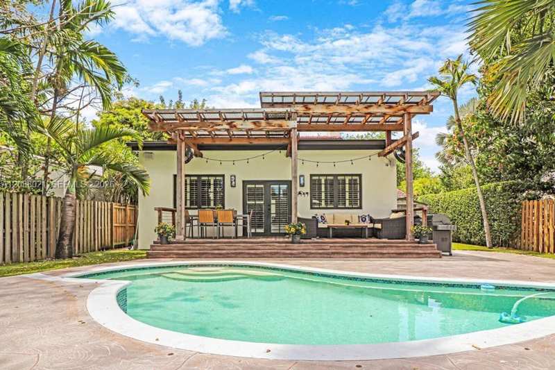 111 SW 29th Rd # 111, Miami FL 33129
