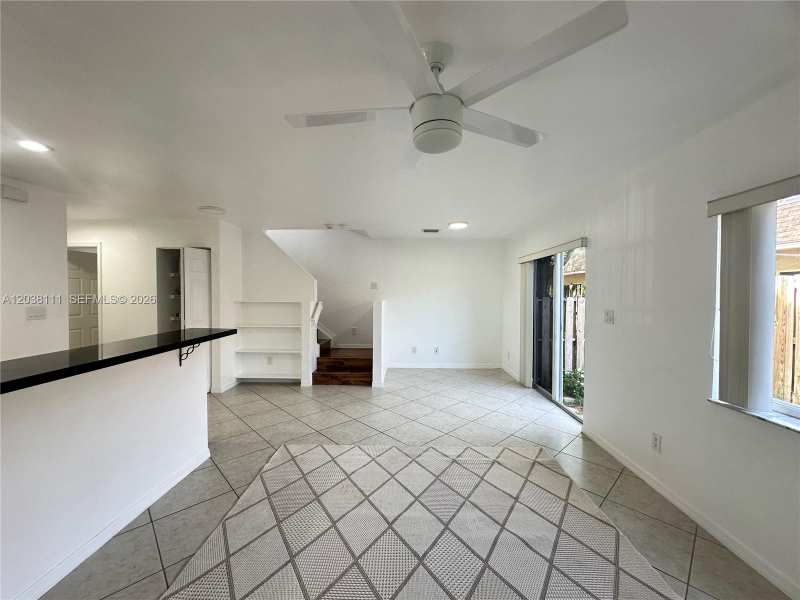 324 NE 3rd St # D, Hallandale Beach FL 33009