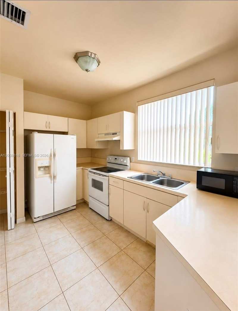 641 E Mowry Ct, Homestead FL 33030