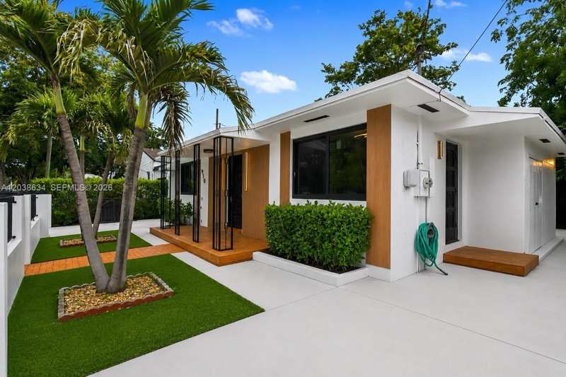 910 SW 9th St, Miami FL 33130
