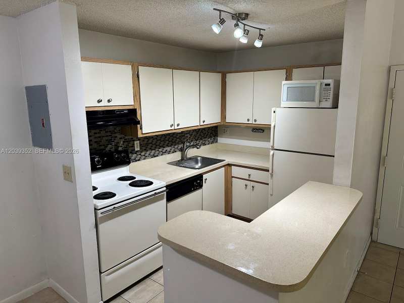 7200 NW 179th St # 311, Hialeah FL 33015