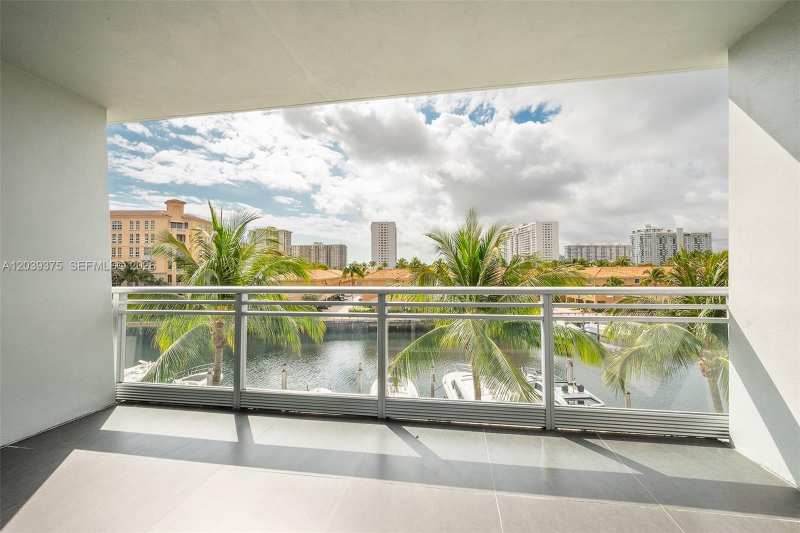 2950 NE 188th St # 303, Aventura FL 33180
