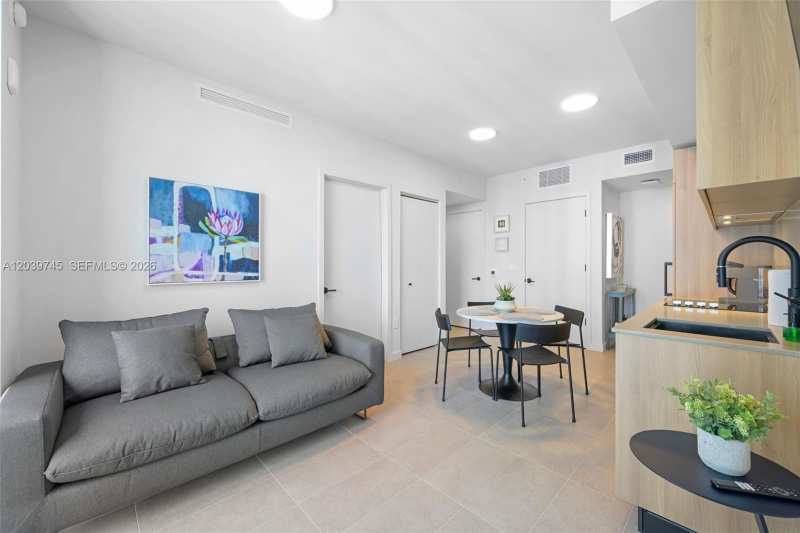 121 NE 5th St # 3006, Miami FL 33132