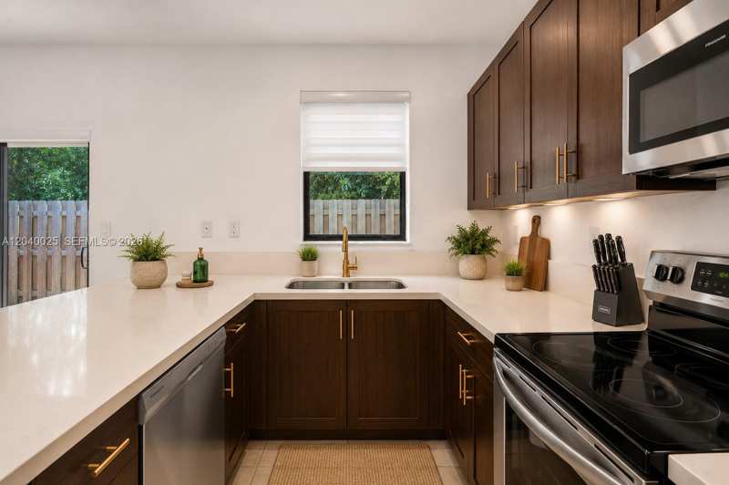 670 NE 207th St, Miami FL 33179
