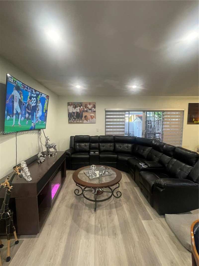 6945 W 2nd Way, Hialeah FL 33014