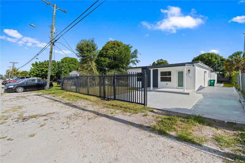 3271 NW 102nd St, Miami FL 33147