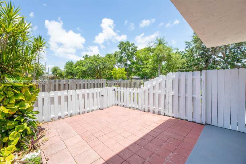 1450 NE 151st St # 101, Miami FL 33162
