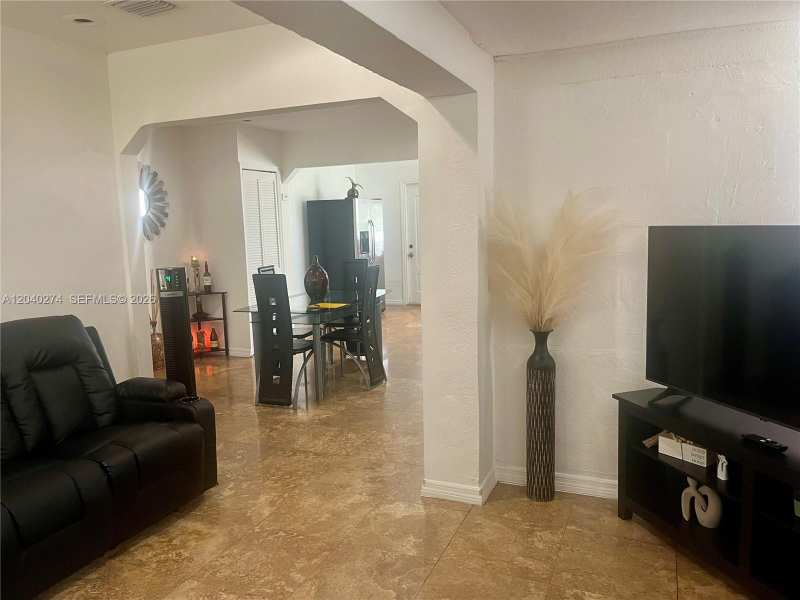 521 NW 32nd Pl, Miami FL 33125