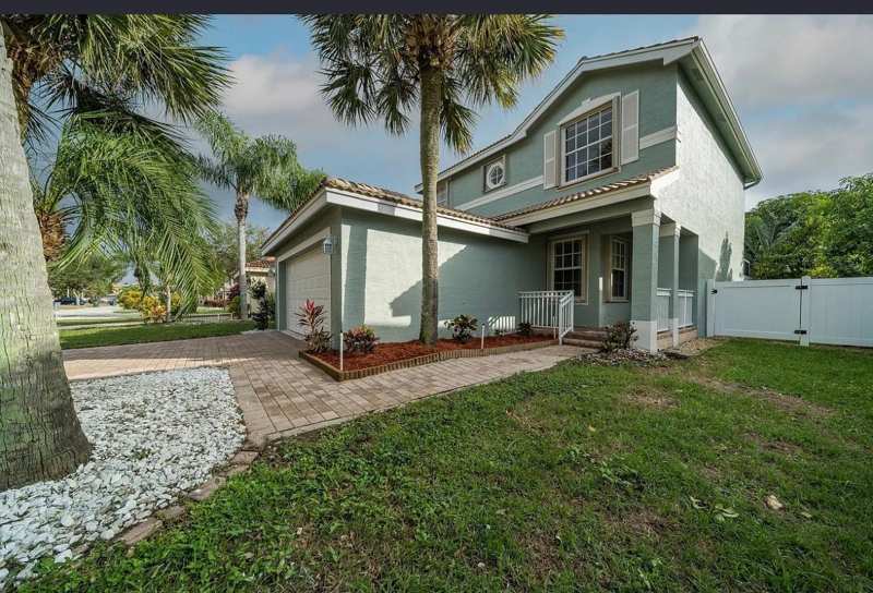 5144 Aurora Lake Circle, FL 33463