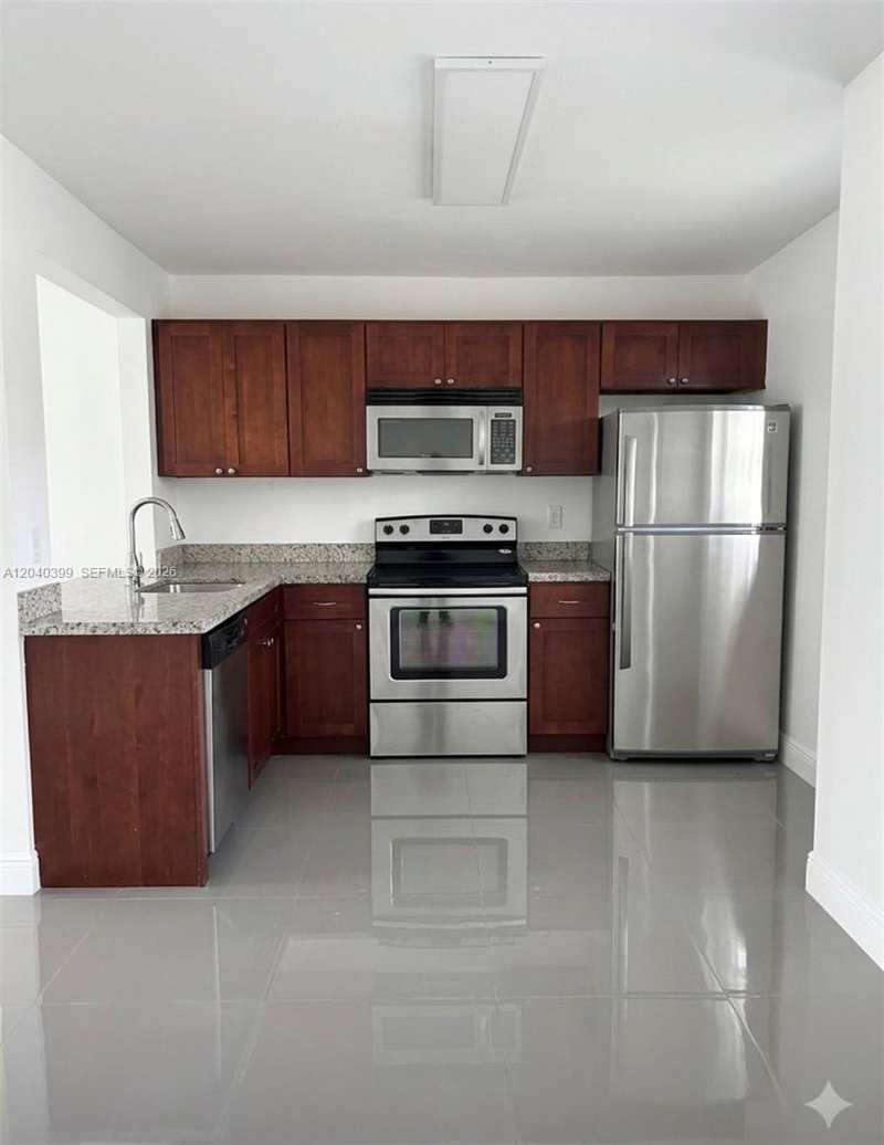 10325 NW 11th St # 101, Pembroke Pines FL 33026