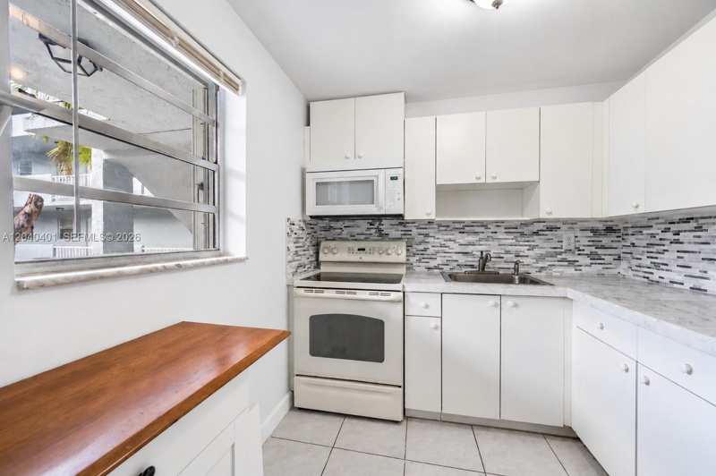 1725 W 60th St # F220, Hialeah FL 33012
