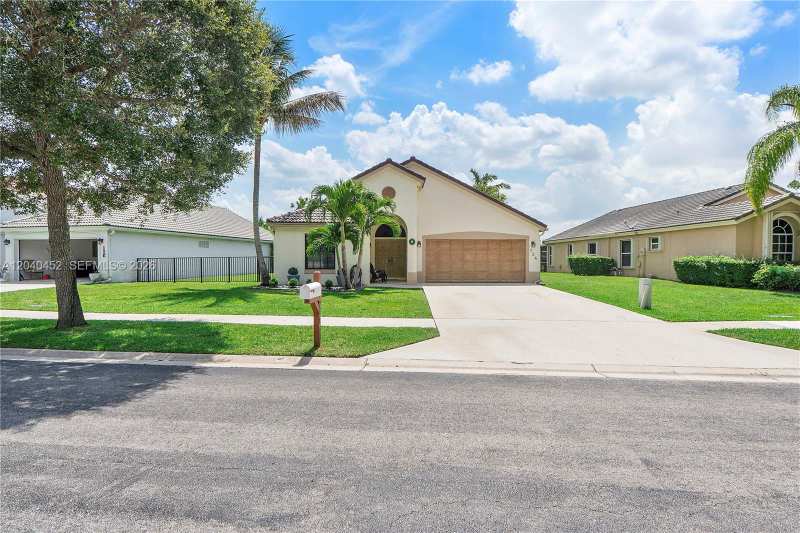 124 Preserve Dr, Royal Palm Beach FL 33411