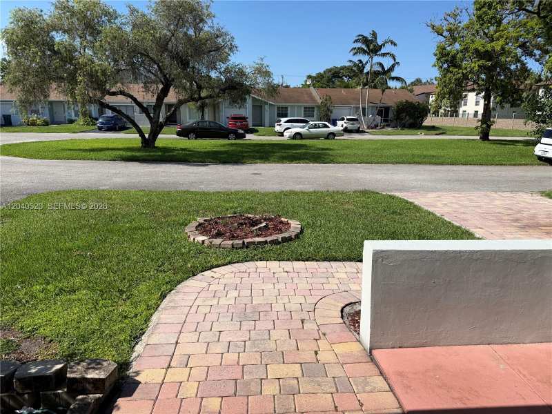 360 B Lakewood Cir E, Margate FL 33063