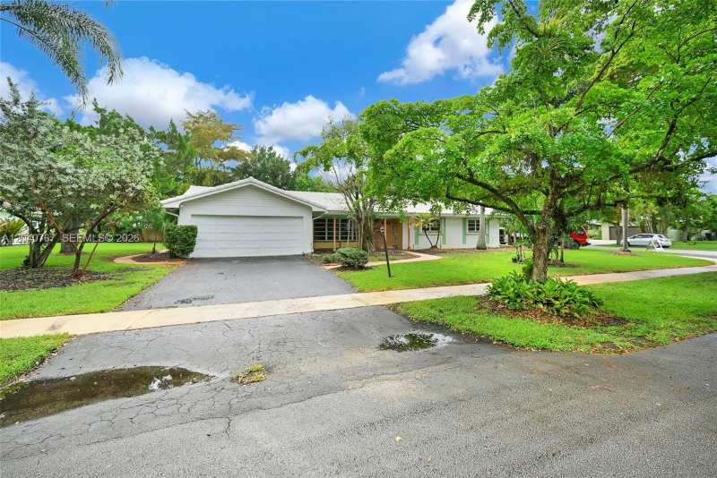 600 Petunia Dr, Plantation FL 33317