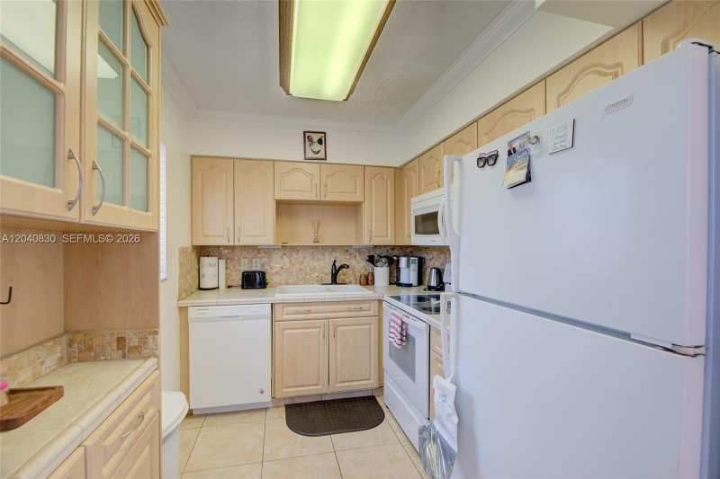 920 SW 10th Ter # 12R, Hallandale Beach FL 33009