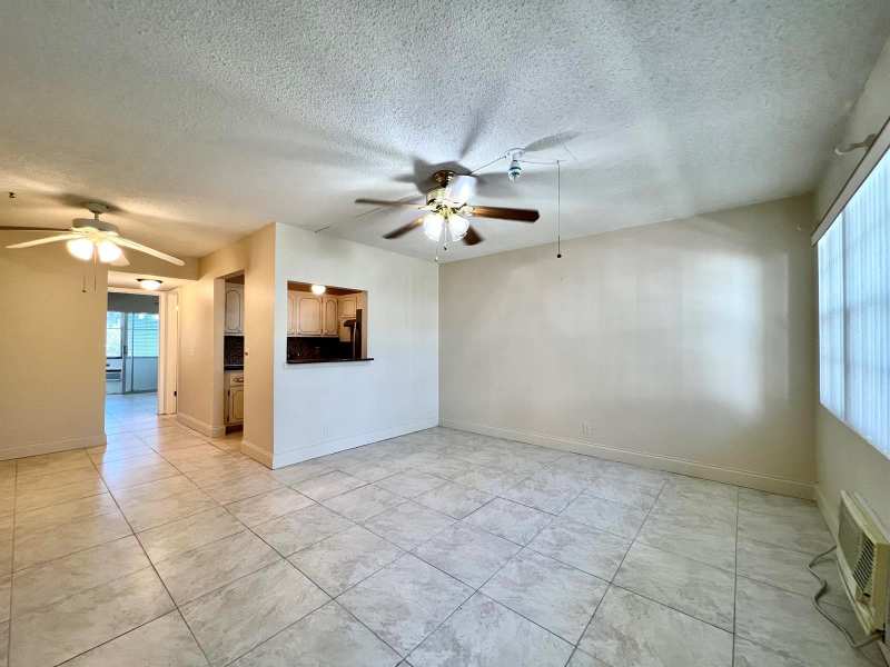 94 Windsor E, West Palm Beach FL 33417