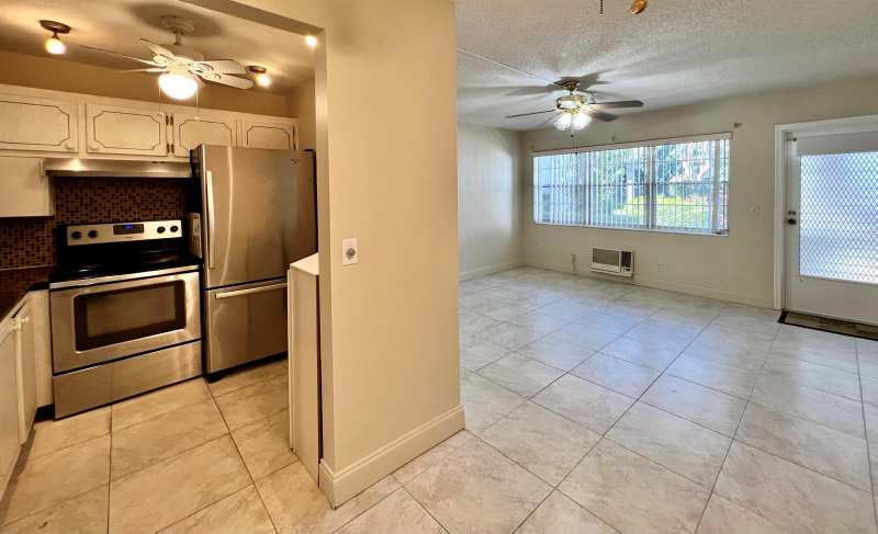 94 Windsor E, West Palm Beach FL 33417