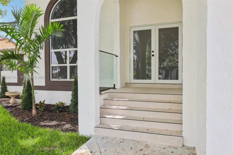 15010 E Falcons Lea Dr, Davie FL 33331