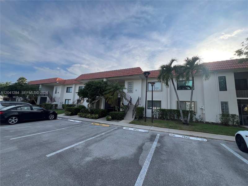379 Lakeview Dr # 205, Weston FL 33326