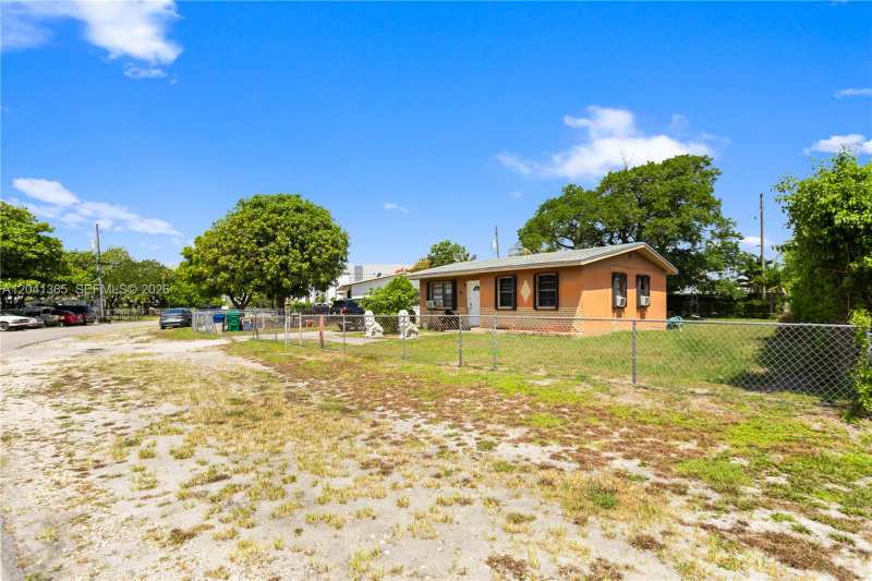 555 Harem Ave, Opa-Locka FL 33054