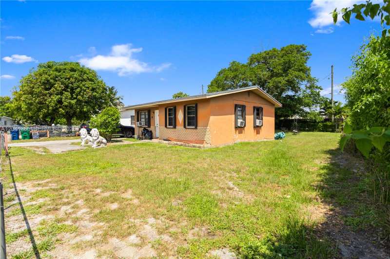 555 Harem Ave, Opa-Locka FL 33054