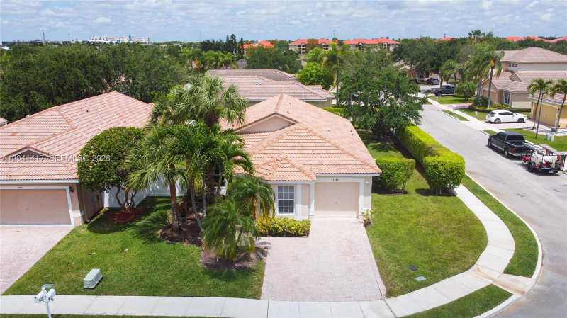 11811 SW 8th St, Pembroke Pines FL 33025