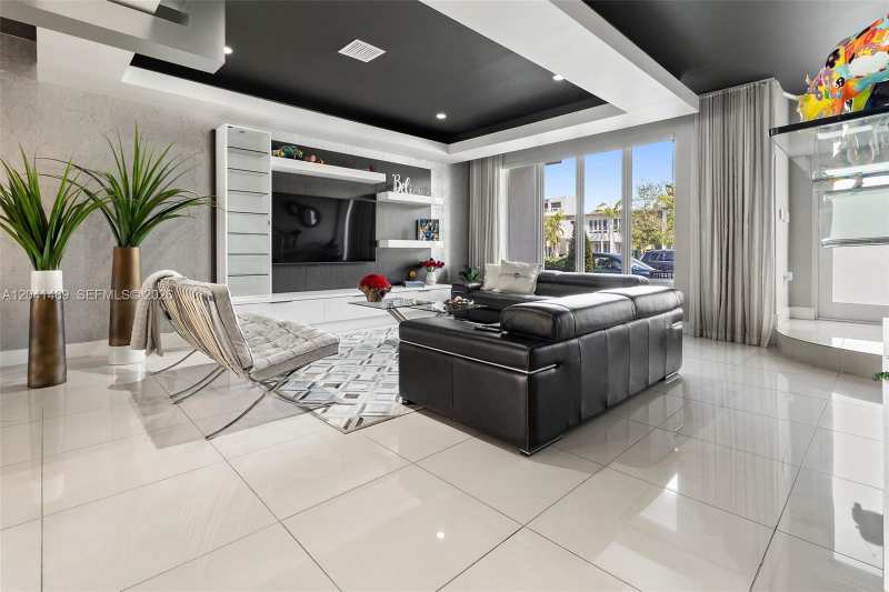 6306 NW 104th Path, Doral FL 33178