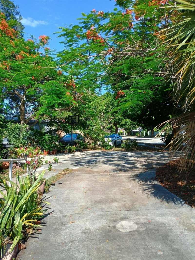 831 N Forest Hill Boulevard, West Palm Beach FL 33405