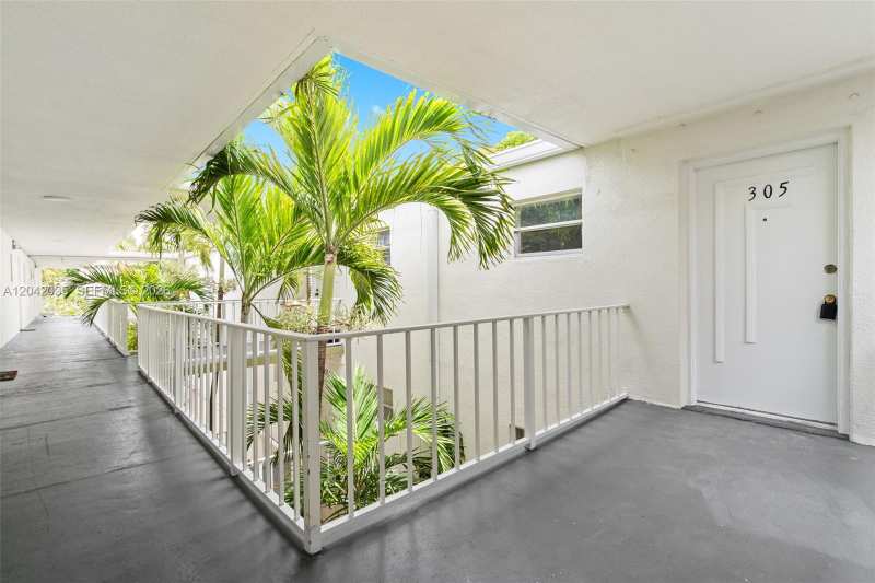 4215 N University Dr # 305, Sunrise FL 33351
