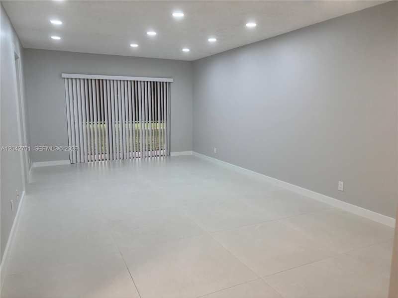 300 Berkley Rd # 103, Hollywood FL 33024