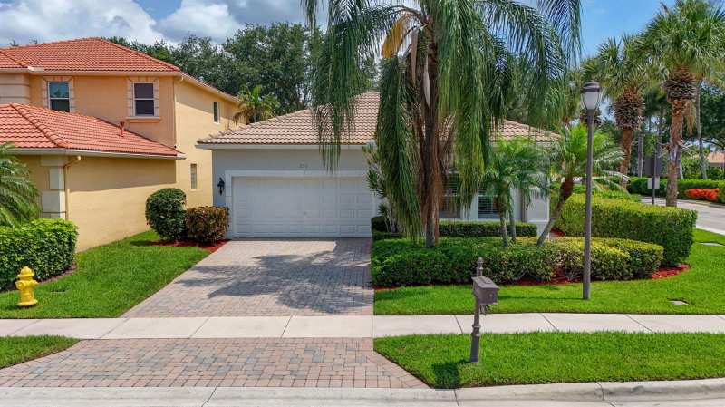 235 Via Condado Way, Palm Beach Gardens FL 33418
