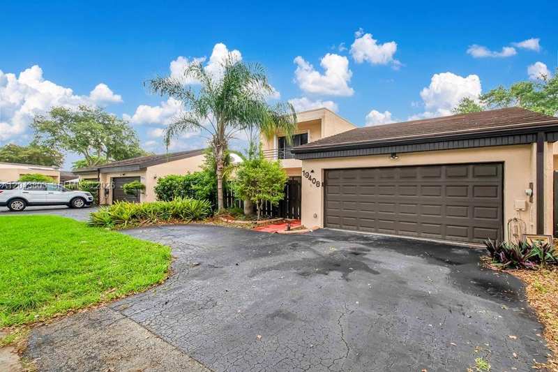 19408 W Lake Dr, Hialeah FL 33015