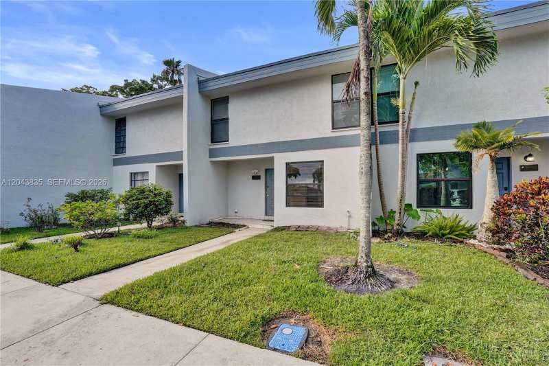 9220 NW 14th St # 272, Pembroke Pines FL 33024
