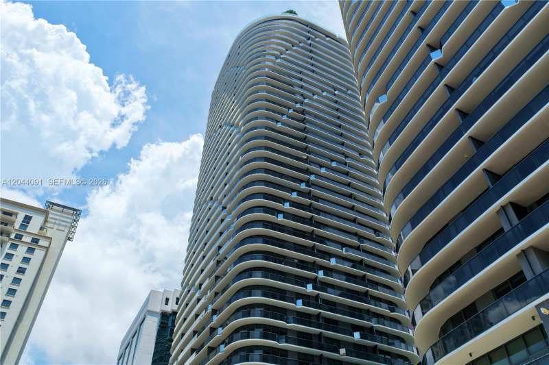 55 SW 9th St # 2208, Miami FL 33130