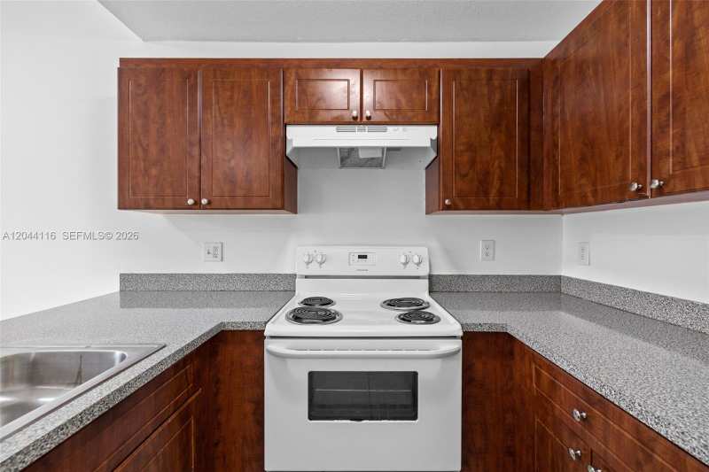 2421 W 78th St # 104, Hialeah FL 33016