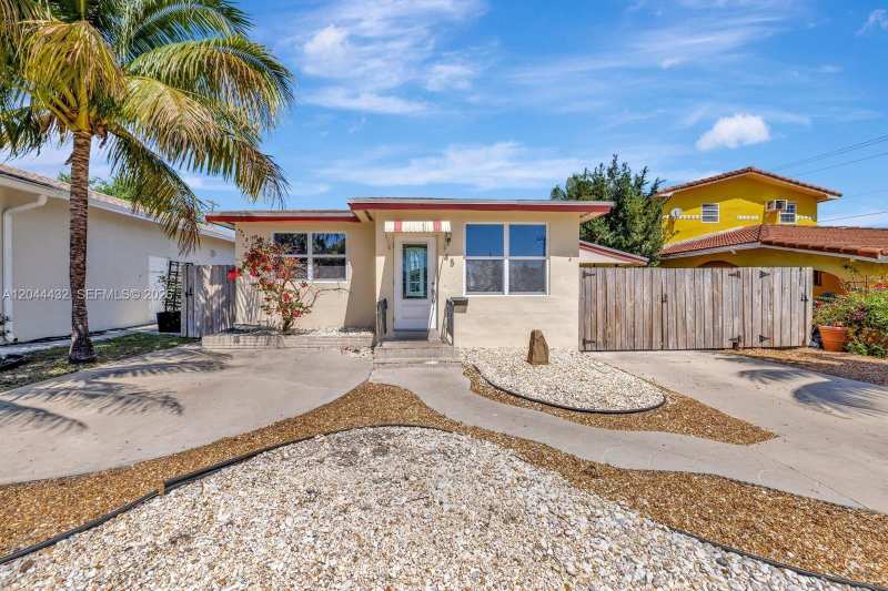 45 SE 14th St, Dania Beach FL 33004