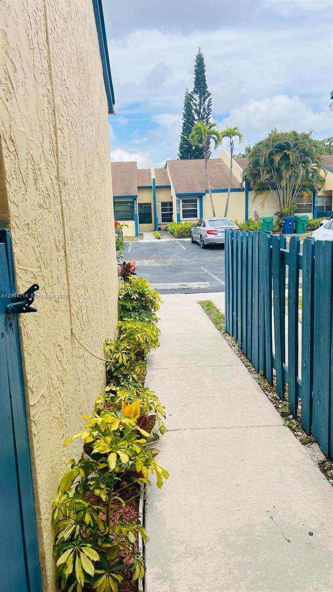 7394 NW 34th St, Lauderhill FL 33319