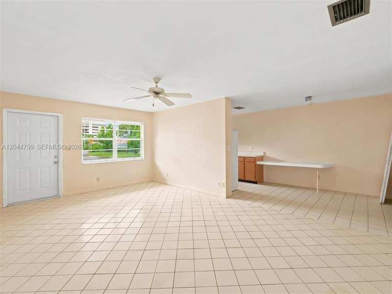 211 SE 10th St, Hallandale Beach FL 33009
