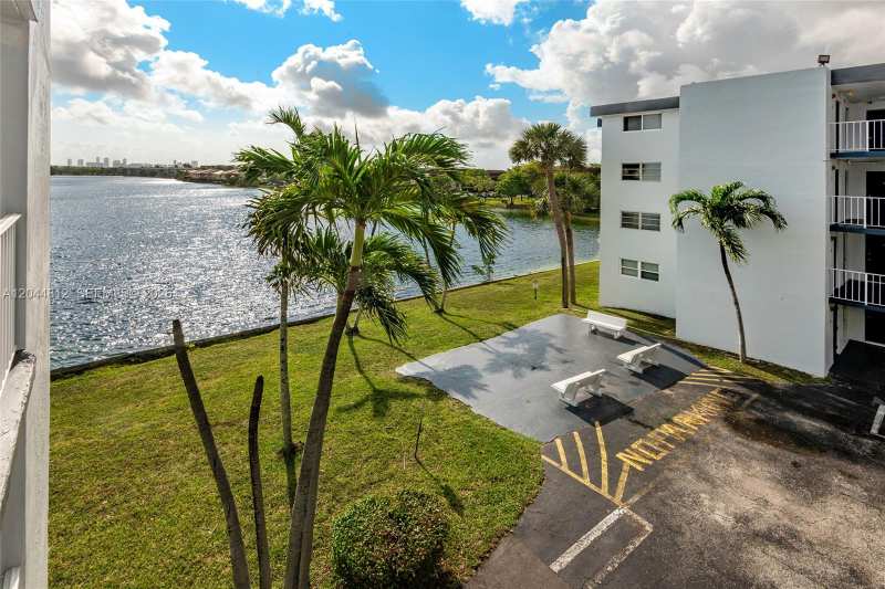 447 NE 195th St # 214, Miami FL 33179
