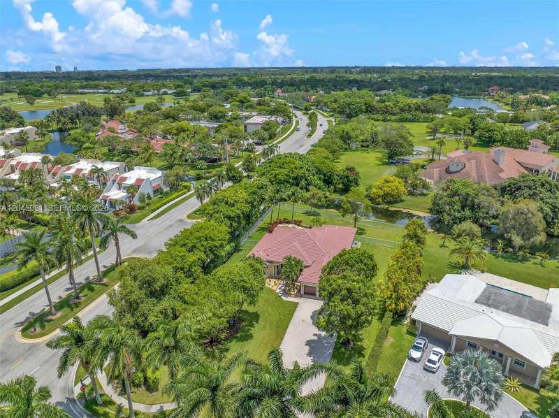 16310 Paddock Ln, Weston FL 33326