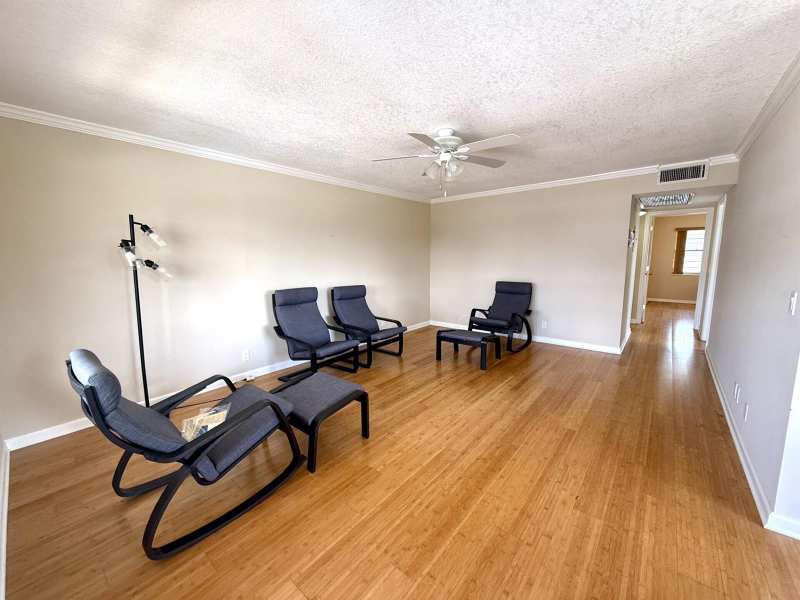 73 Hastings E, West Palm Beach FL 33417