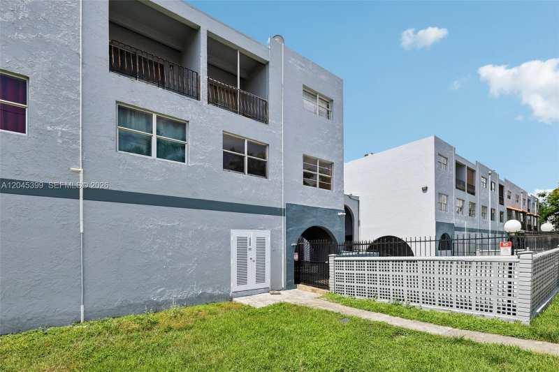 1300 W 53rd St # 25, Hialeah FL 33012