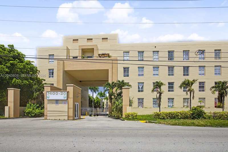 ROYAL PALMS CONDO