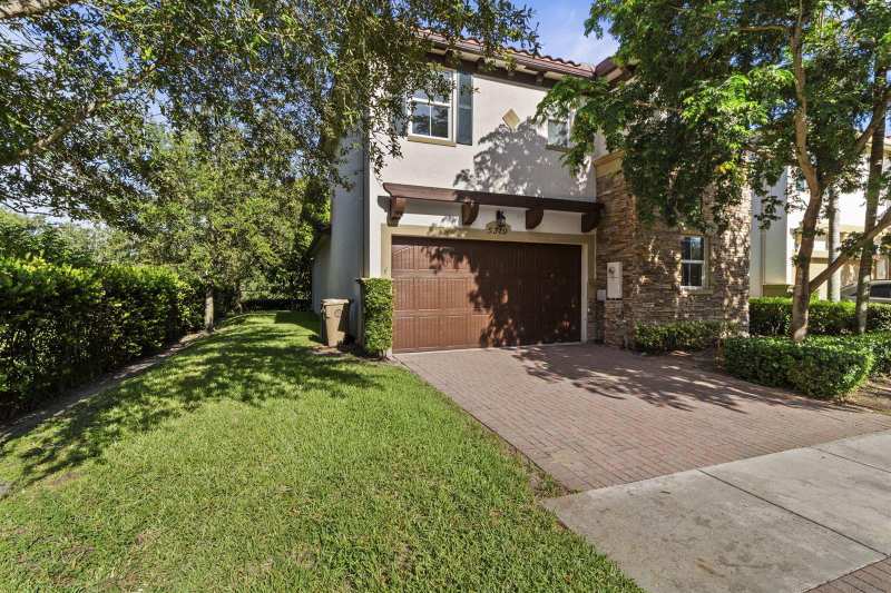 5319 Falcon Trail, Davie FL 33314